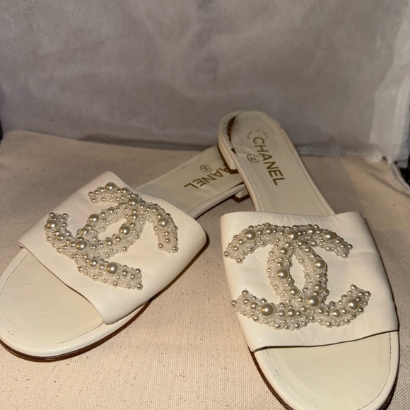 Chanel sandals with pearls - Picture 2 of 5